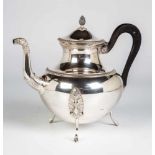 KaffeekanneParis, Boulenger, um 1880 Silber. Auf drei Füßen. Runder, gestauchter Korpus mit