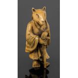 Netsuke von MasayukiJapan, Meiji-Periode, 19. Jahrhundert Stehende Figur mit Tiergesicht.