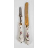 Messer und GabelMeissen, um 1760 Griffe mit reliefierten Rokokokartuschen und farbiger