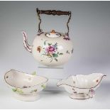 Teekanne und zwei Saucierenu.a. Ludwigsburg, um 1770 Dekoriert mit bunt gemalten Blumensträußen