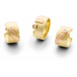 Brillant-Set: Ohrringe und Ring750er Gelb- und Rotgold, zus. ca. 20,5 g. Bandring mit Brillant,