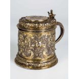 Breslauer HumpenBreslau, um 1580 Silber, getrieben, graviert, ziselliert und vergoldet. Zylindrische