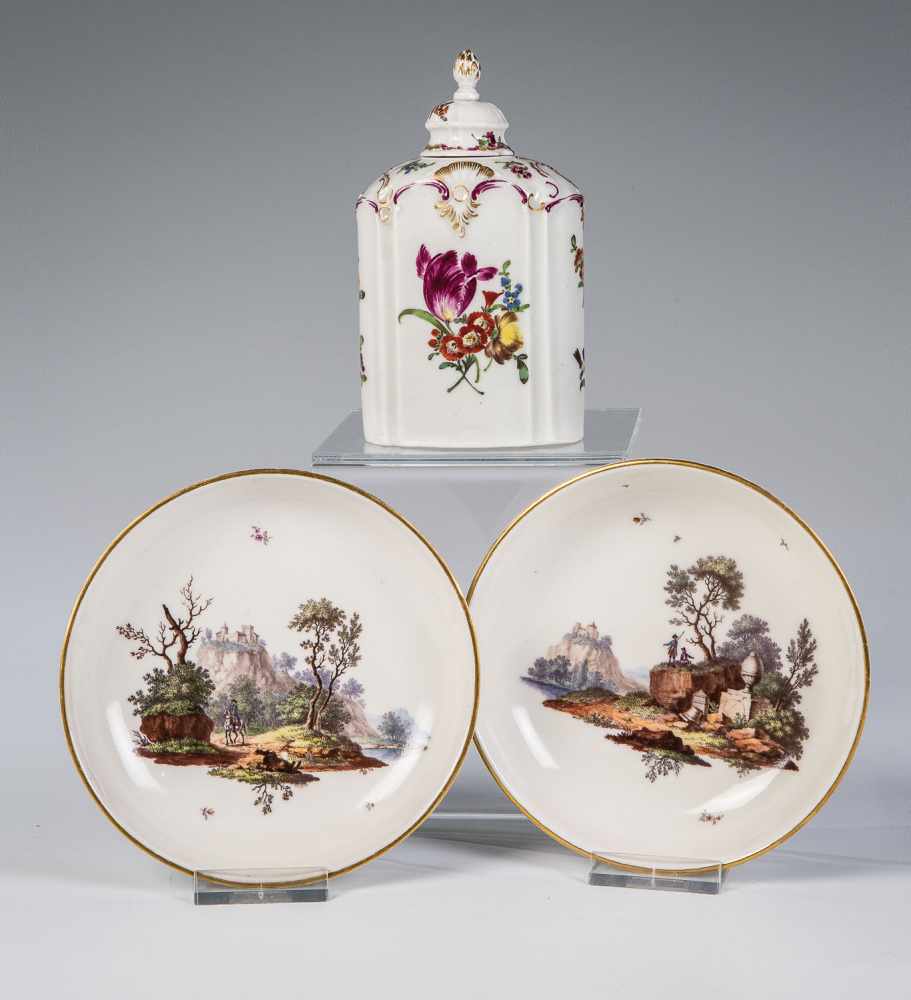 Teedose und zwei UnterschalenLudwigsburg, um 1770 Dekoriert in sehr feiner bunter Malerei mit