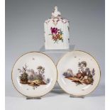 Teedose und zwei UnterschalenLudwigsburg, um 1770 Dekoriert in sehr feiner bunter Malerei mit