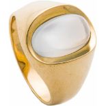 Goldring mit Mondstein-Cabochon750-er Gelbgold, ca. 8,8 g. Mantelring mit dezent changierendem