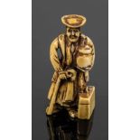 Netsuke von RitsuzoJapan, Meiji-Periode, 19. Jahrhundert Darstellung eines Holländers. Elfenbein,