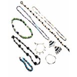 SchmuckkonvolutSchmuckkonvolut: zwei ethnologische Colliers, Collier aus Glasperlen mit