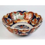 Imari-SchaleJapan, Meiji, um 1900 Schale auf Standring mit gewelltem Rand. Floraler Dekor in