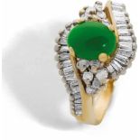 Diamantring mit grüner Jade585-er Gelbgold, ca. 5,9 g. Eleganter Ring mit raffiniert geschwungenem