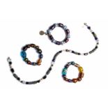 SchmuckkonvolutCollier mit Perlen, Millefiori-Tonnen, Bergkristall- und Lapis-Kugeln. Drei Armbänder