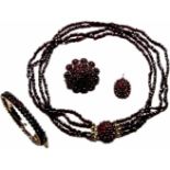 Granatschmuck-Ensemble1820-1860 Harmonisch zusammengesetztes Schmuck-Ensemble bestehend aus: