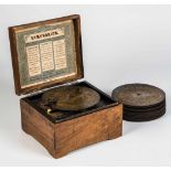 Symphonion mit 24 MusikscheibenLeipzig, Ende 19. Jahrhundert Funktionstüchtige Lochplatten-Spieldose