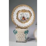 Tasse und Untertasse mit SchneeballenblütenMeissen, ca. 1780 Reich belegt mit Schneeballenblüten und