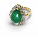 Prachtvoller Ring mit kolumbianischem Smaragd585-er Gelbgold, ca. 10,5g. Erhabener Ringkopf