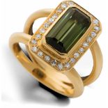 Ring mit Turmalin und Diamanten585-er Gelbgold, ca. 9 g. Oktogonaler Ringkopf, besetzt mit