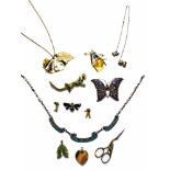 Schmuck-KonvolutSchmuck-Konvolut: Silbercollier mit Türkiscabochons, vier "Insektenbroschen",