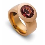 Ring mit pinkem Turmalin750-er Roségold, ca. 20,3 g. Breite massive Ringschiene mit quergesetztem