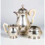 Dreiteiliges KaffeeserviceDresden, Hermann Behrnd (geg. 1880), um 1920 Silber. Bestehend aus