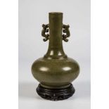 Vase mit HandhabenChina, Qing Dynastie, wohl 18. Jahrhundert Grün glasierte Vase mit langem Hals und