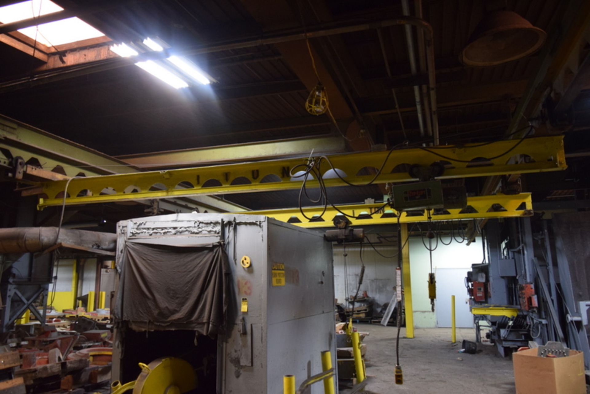 p and h 1 ton zip lift electric hoist with pendent controls and bridge