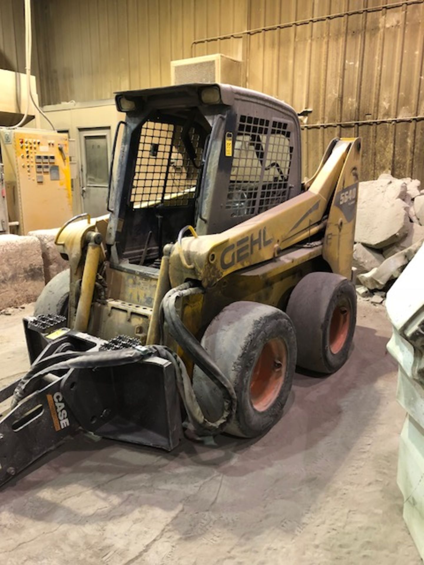 gehl model 5640 skid steer loader s/n ghl05640c00509366, with bucket on shelf, no hammer - removal