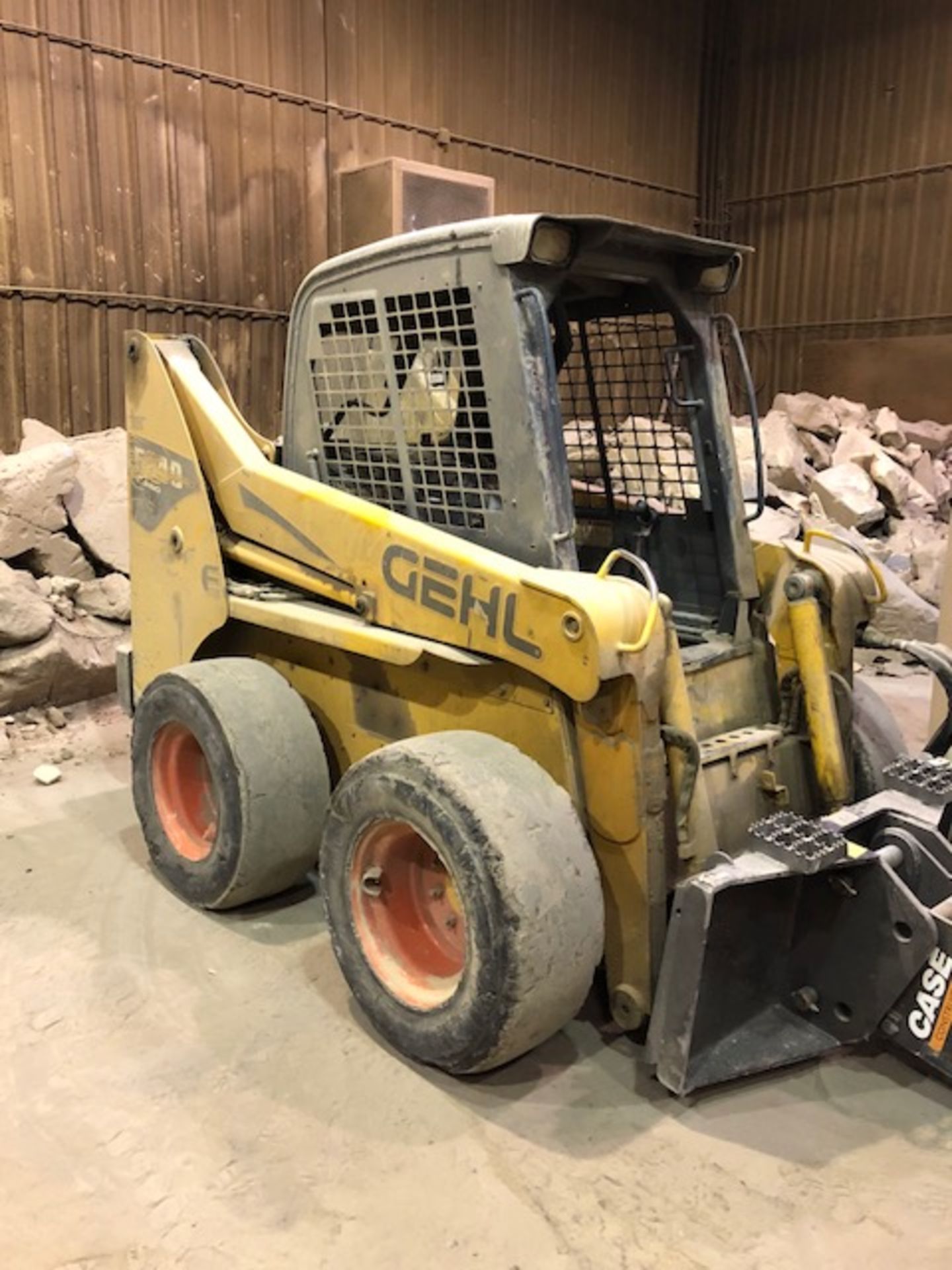 gehl model 5640 skid steer loader s/n ghl05640c00509366, with bucket on shelf, no hammer - removal - Image 2 of 2