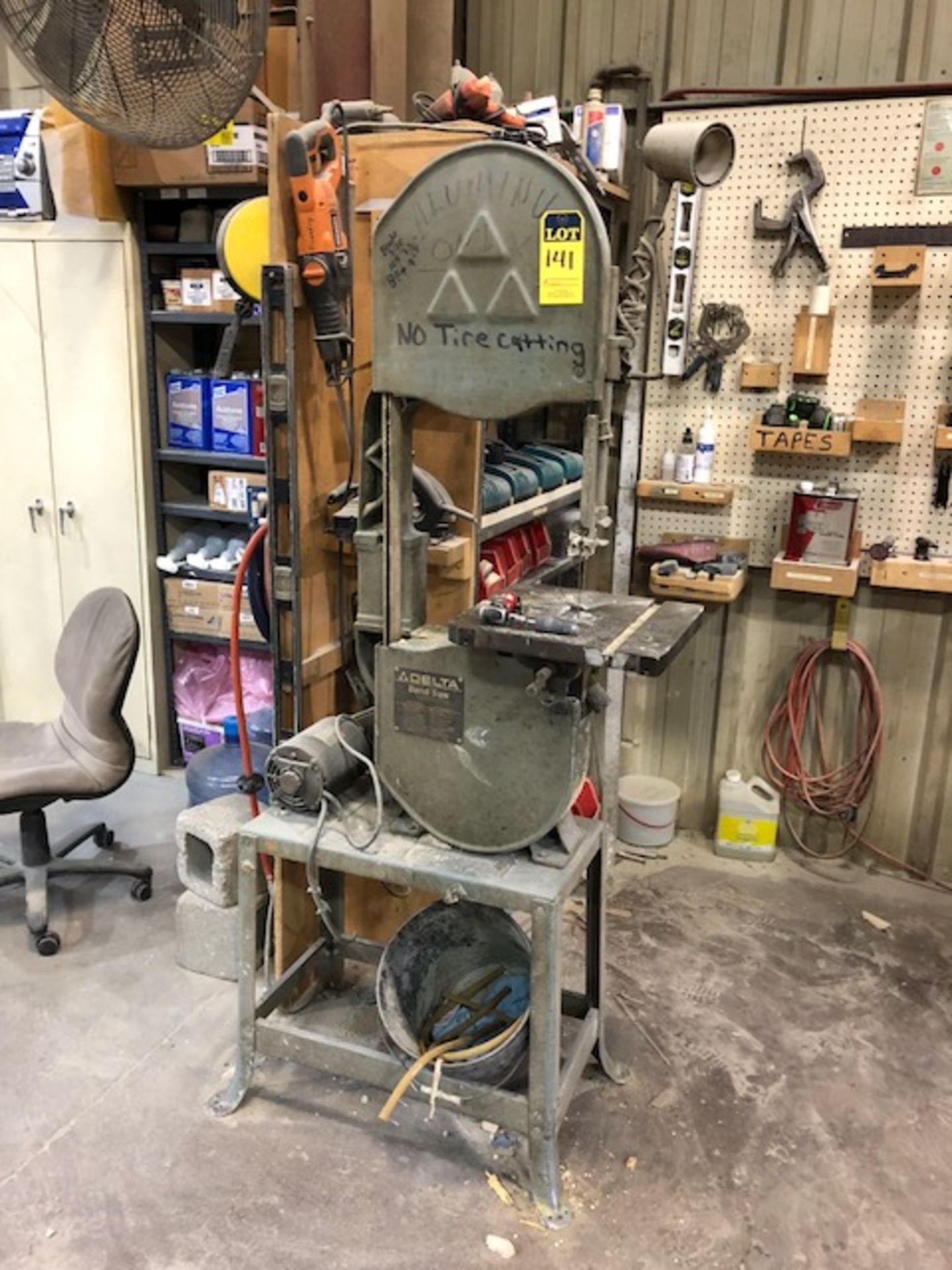 Delta 13" vertical band saw - removal available November 12, 2018