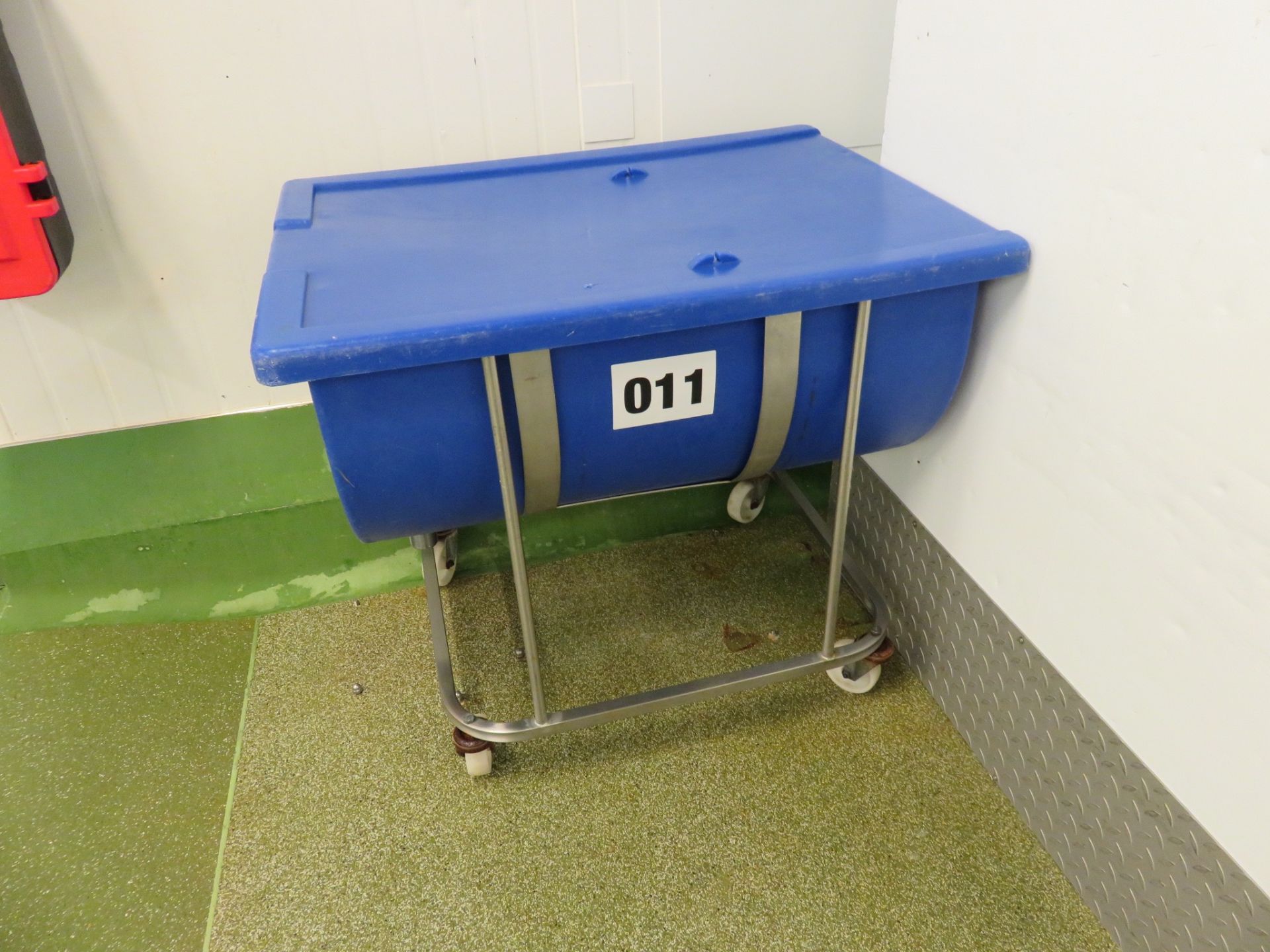 S/s mobile trough holder 750 x 950mm with plastic trough with lid. Lift out £10 - Image 2 of 2