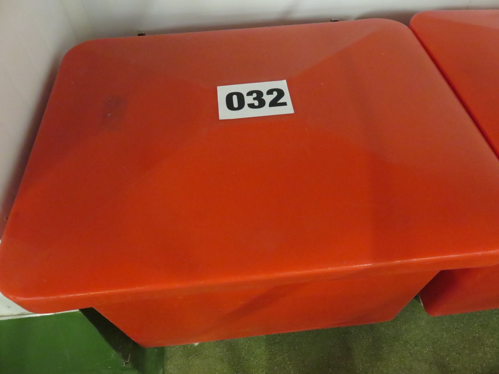 1 x Mobile plastic Bins with Lid & Holder. Red. Lift out £10