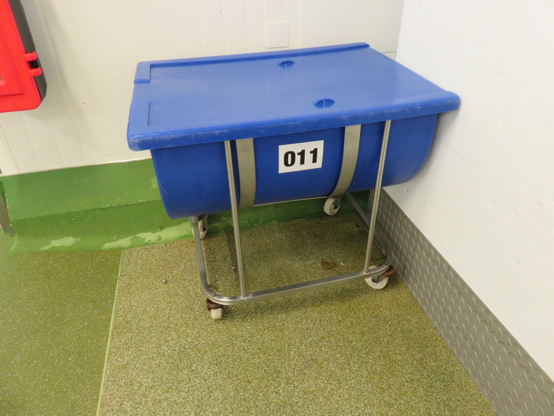 S/s mobile trough holder 750 x 950mm with plastic trough with lid. Lift out £10