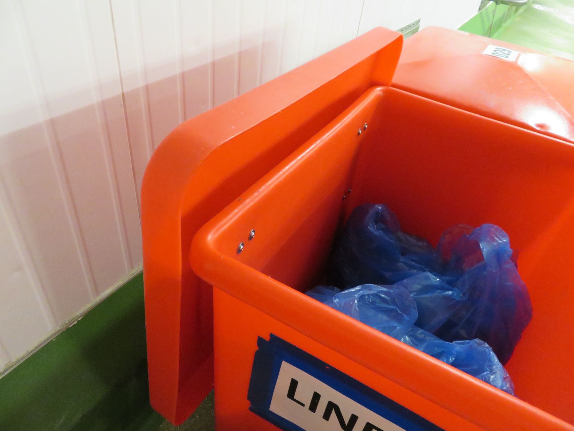 2 x Mobile plastic Bins with Lid & Holder. Red. Lift out £10 - Bild 2 aus 2