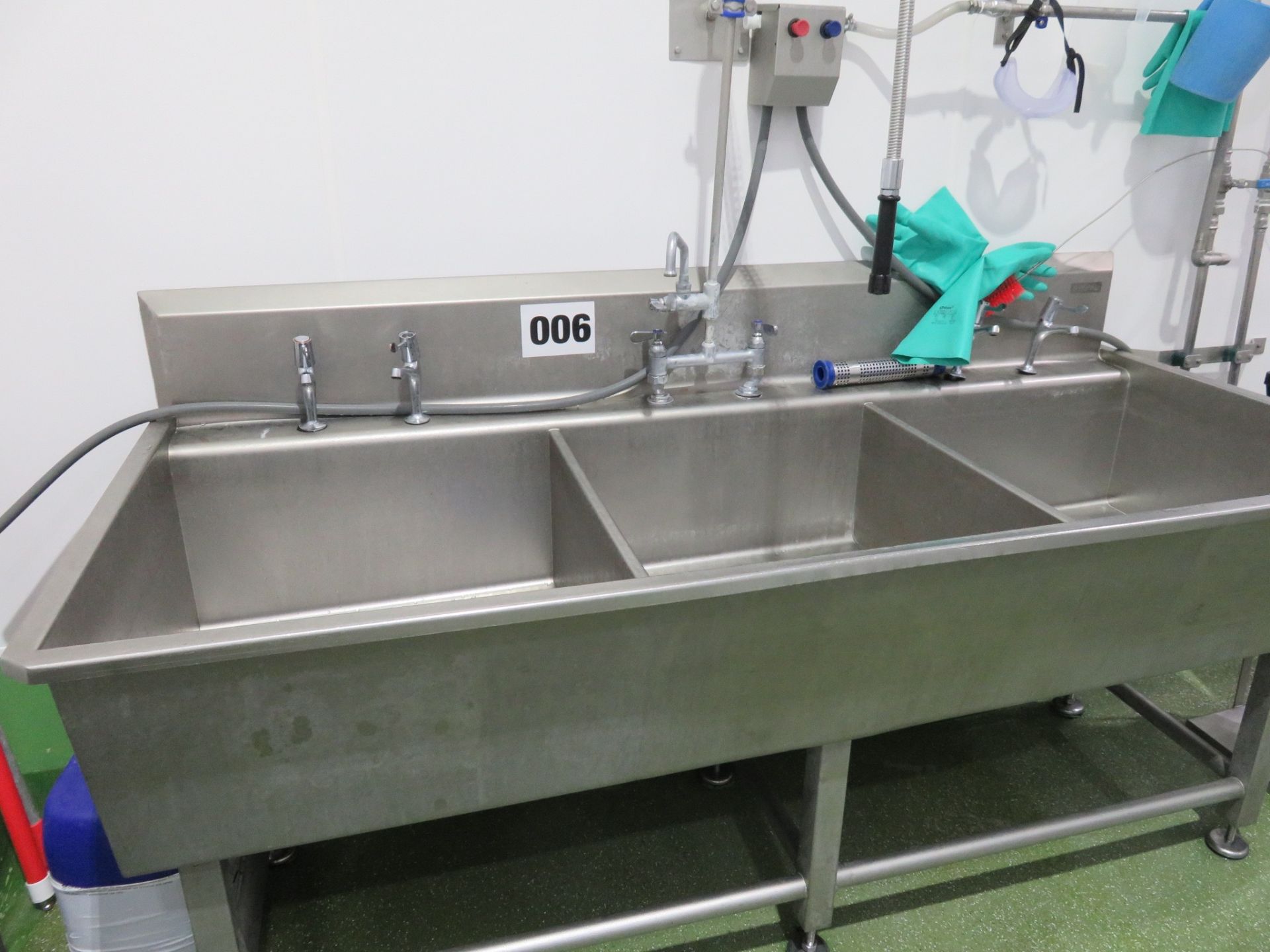 Syspal 3 station Sink with 3 sets of taps and splash back. S/s. Freestanding. Lift out £30