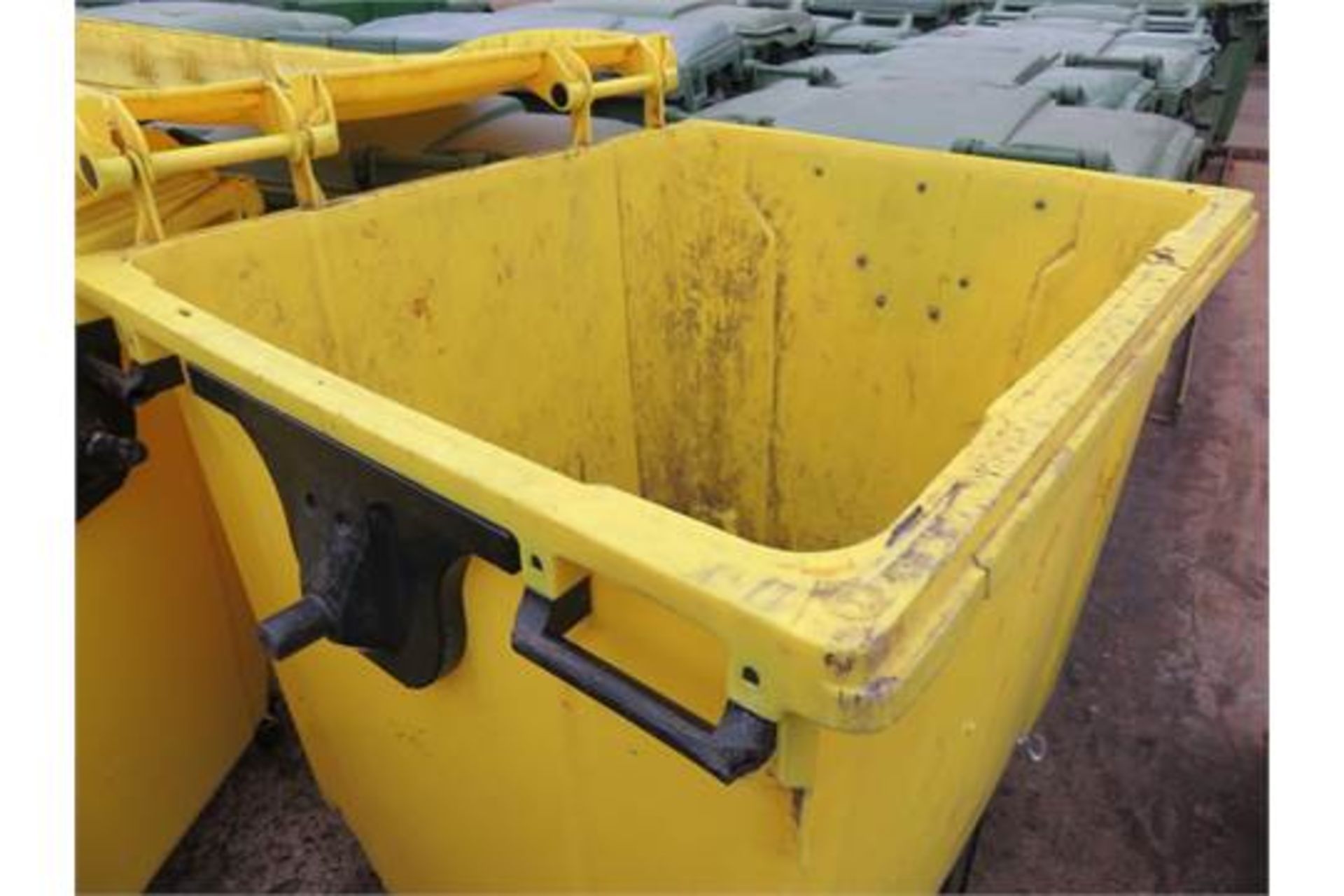 3 x Yellow Wheelie Bins some with lids. Approx. 1100 x900 x 1500mm high. Lift out charge £5 - Bild 2 aus 2