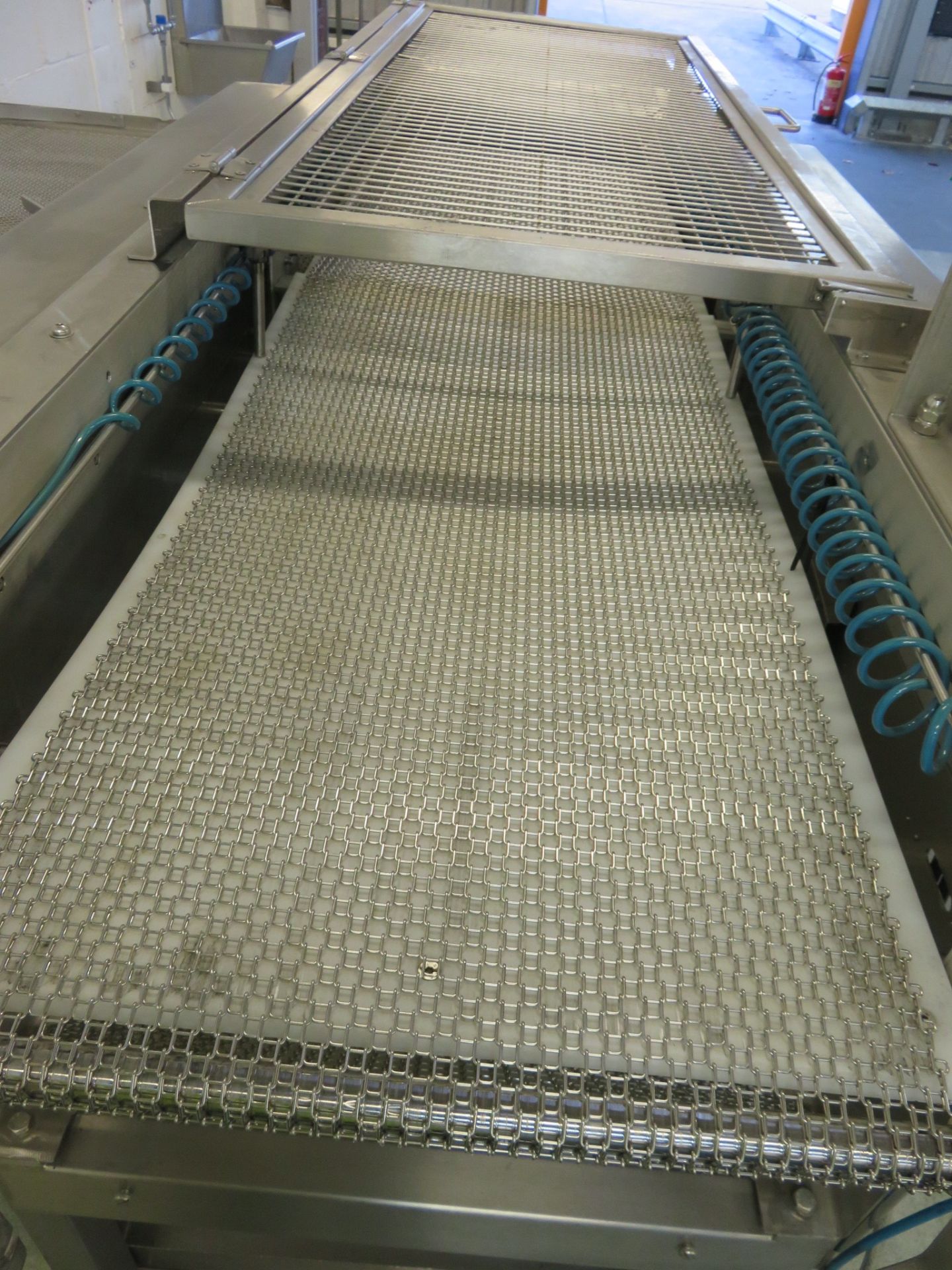 Double D Shuttle Conveyor 560mm wide S/s belt, drop onto 900mm wide belt 2300mm Lift out charge £45 - Image 5 of 9