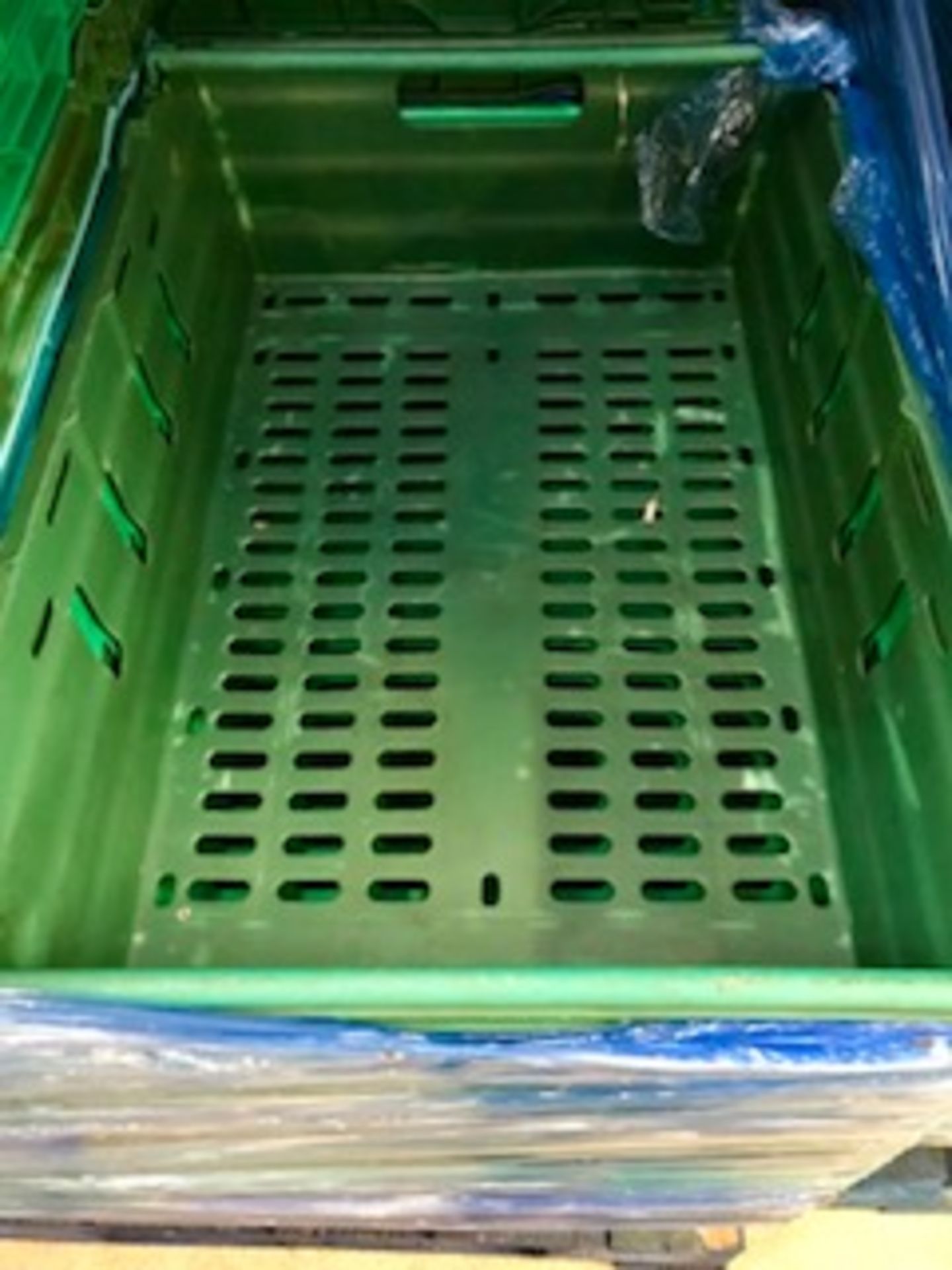 1 pallet approx 150 interlocking coloured trays. Tray approx 550 x 370 x 180mm. Lift out charge £10 - Bild 3 aus 3