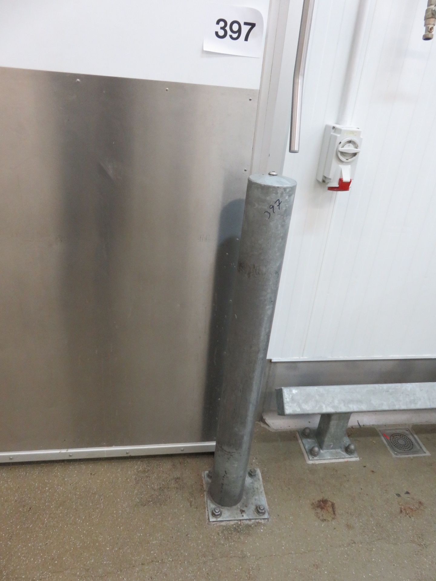 Refrigerated Door approx. 1600mm long x 2300mm high with running gear. Lift out charge £140 - Image 3 of 3