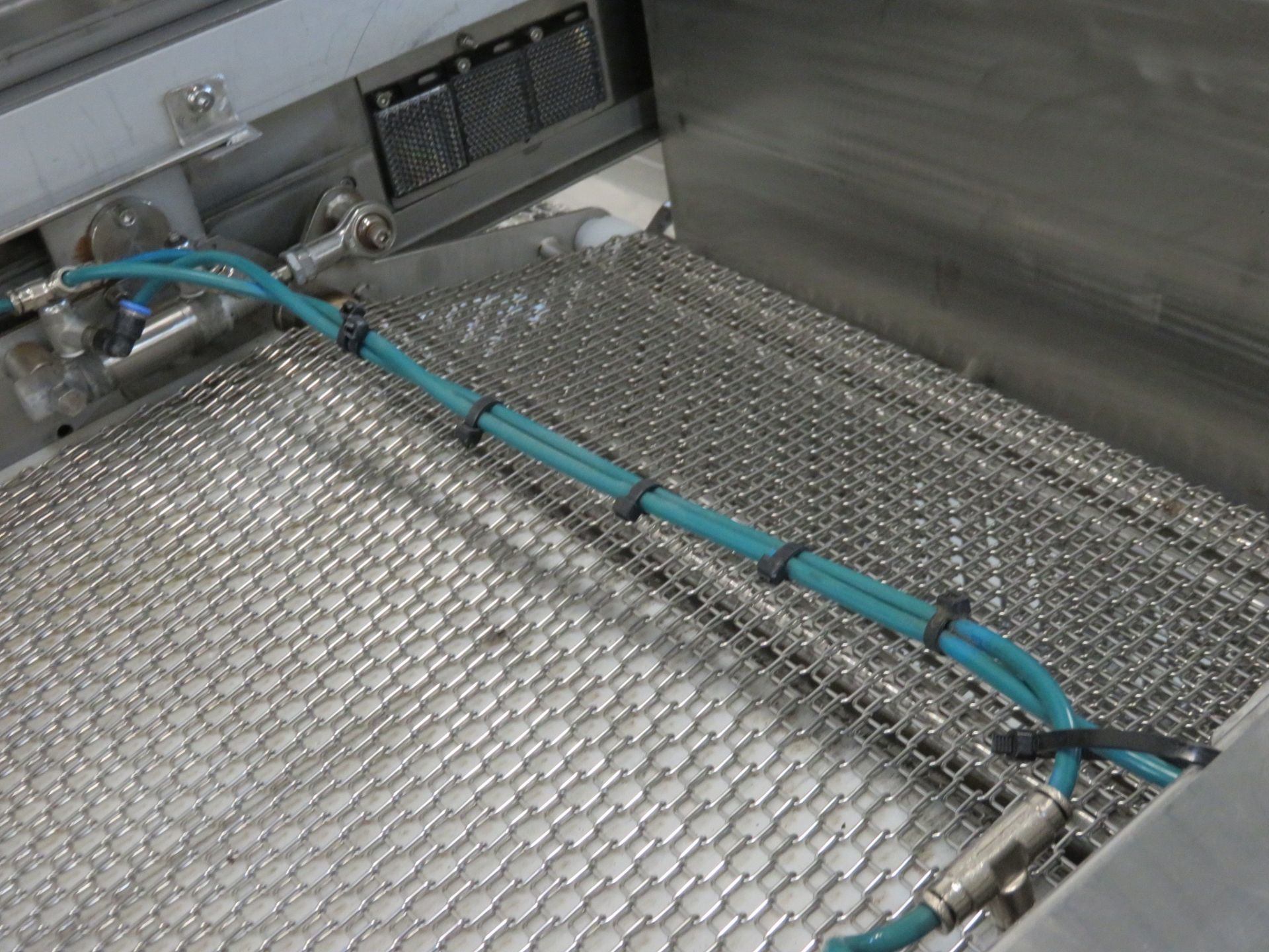 Double D Shuttle Conveyor 560mm wide S/s belt, drop onto 900mm wide belt 2300mm Lift out charge £45 - Image 2 of 9