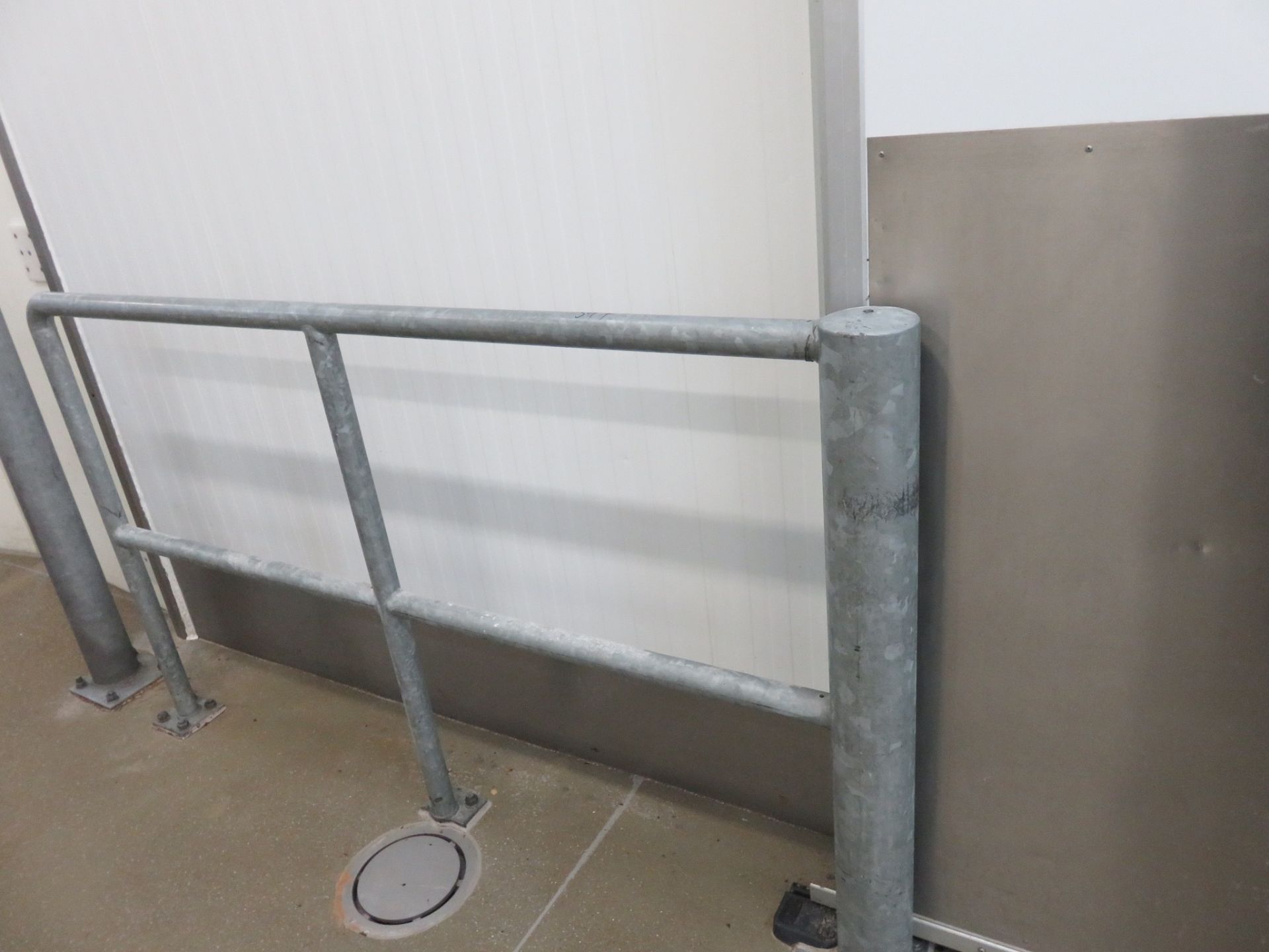 Refrigerated Door approx. 1600mm long x 2300mm high with running gear. Lift out charge £140 - Bild 2 aus 3