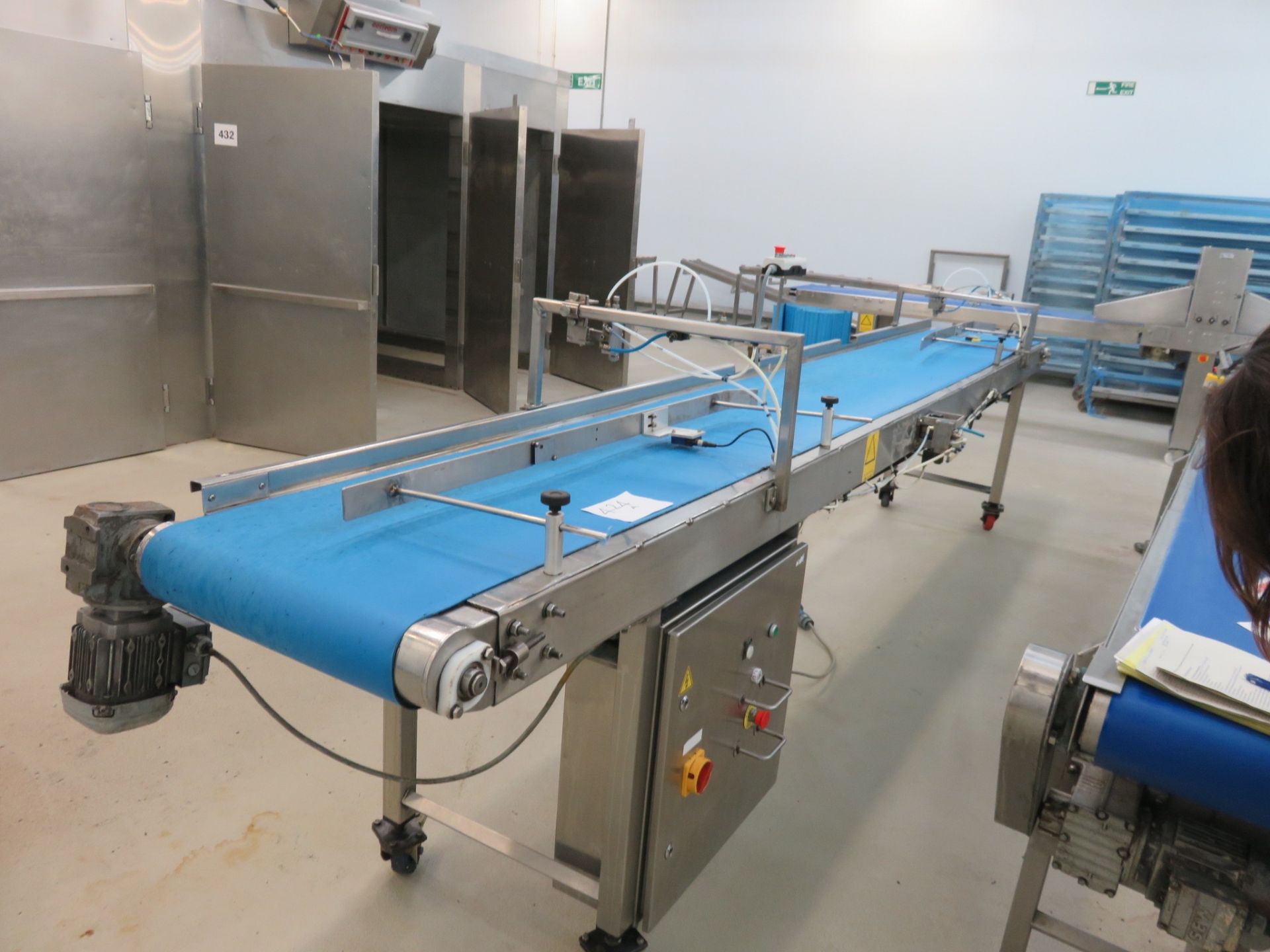 conveyor - 4.5 metres long with Spray Bars. 500mm wide Neoprene Blue. Lift Out £40 - Image 3 of 3