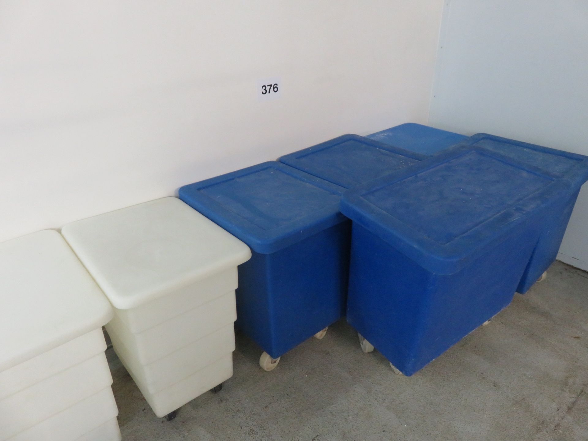 7 mobile bins with lids. Lift out charge £15 - Bild 2 aus 2