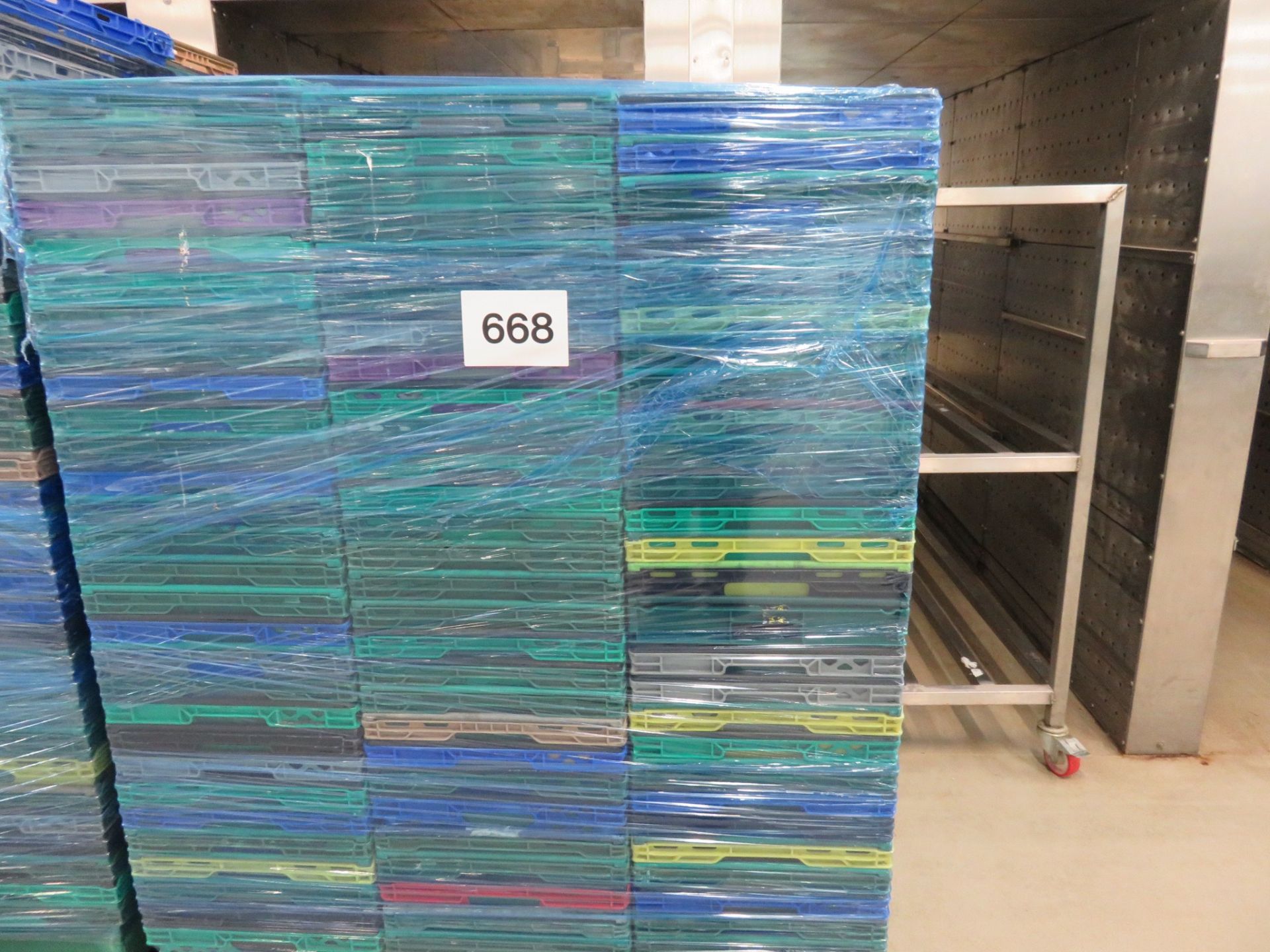 1 pallet approx 150 interlocking coloured trays. Tray approx 550 x 370 x 180mm. Lift out charge £10 - Image 3 of 3