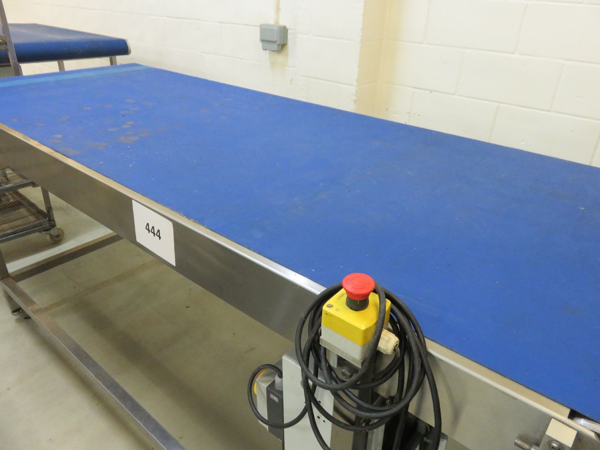 Conveyor approx 2400mm long x 900mm wide blue neoprene belt. Variable speed. lift out charge £30 - Bild 2 aus 2
