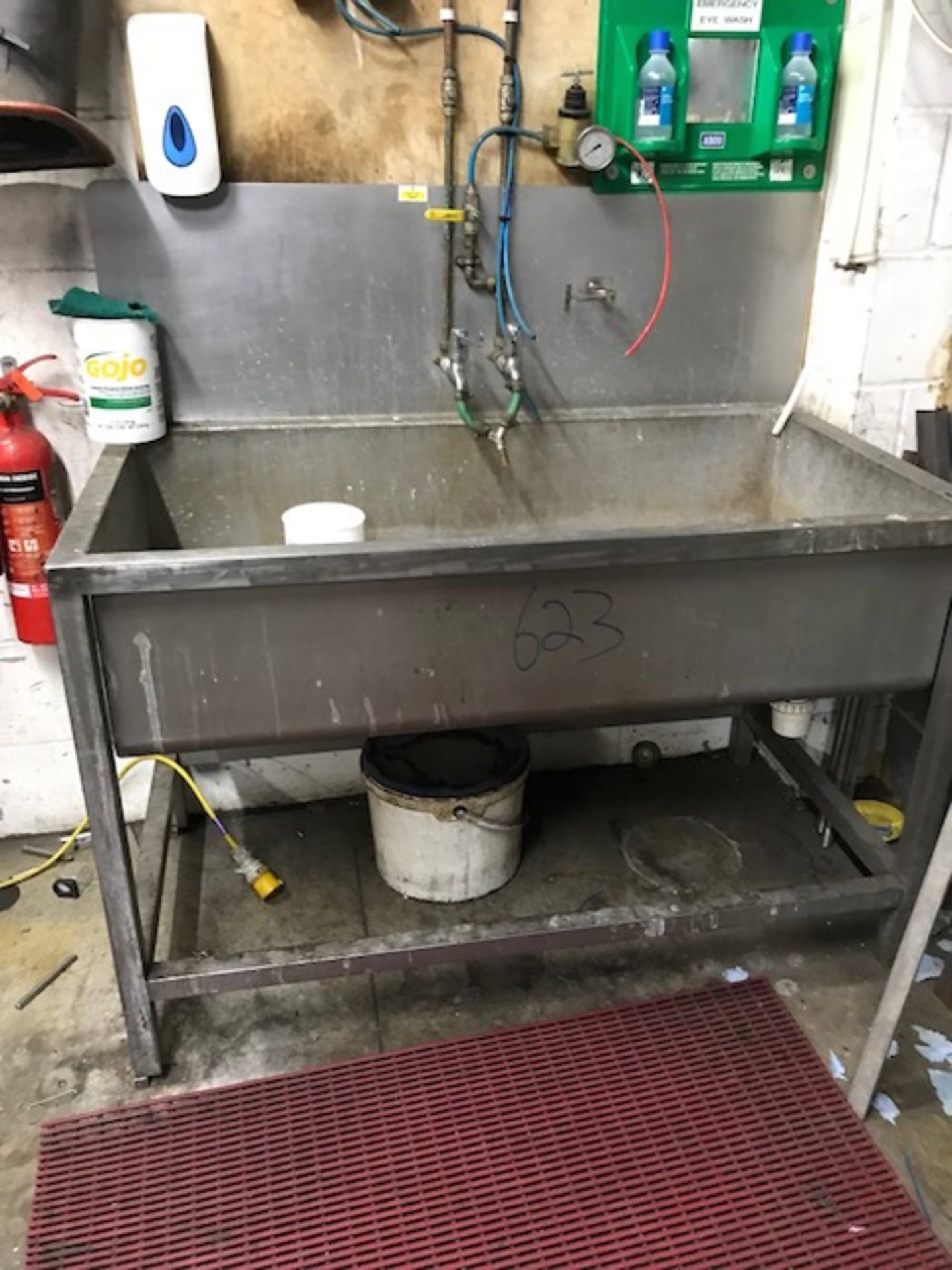 Large S/s Sink. Lift out charge £10