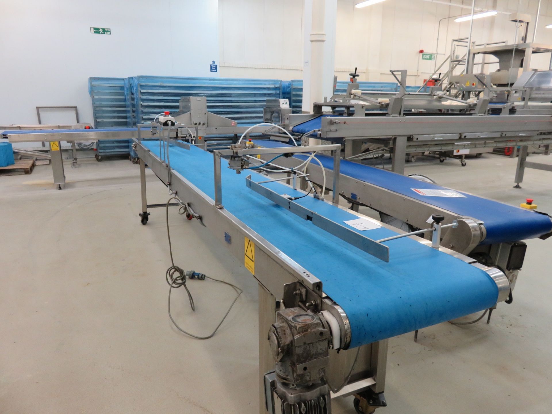 conveyor - 4.5 metres long with Spray Bars. 500mm wide Neoprene Blue. Lift Out £40
