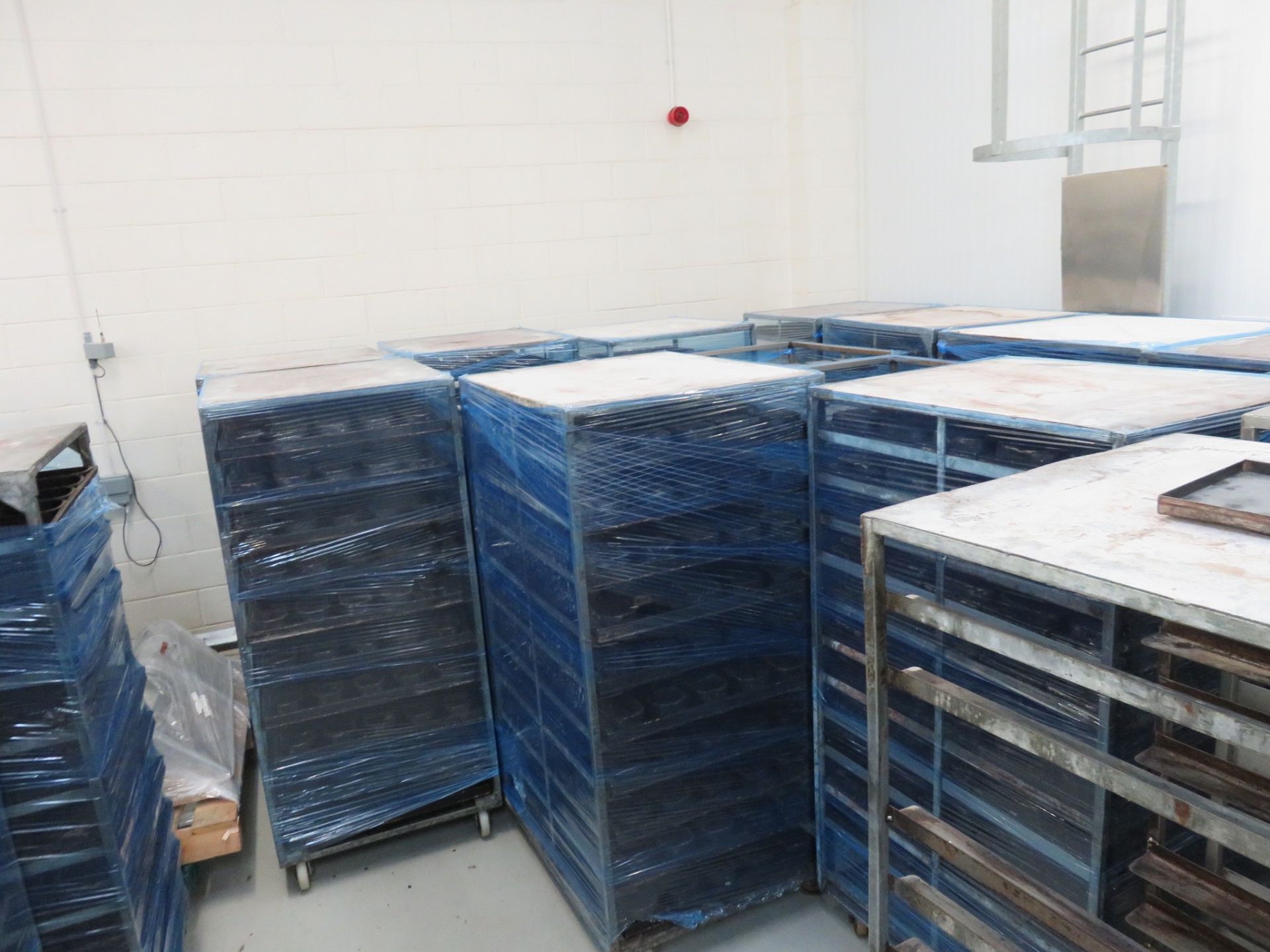 16 x Trolleys with 8 x 400 gram moulds. Lift out charge £80 - Bild 2 aus 2