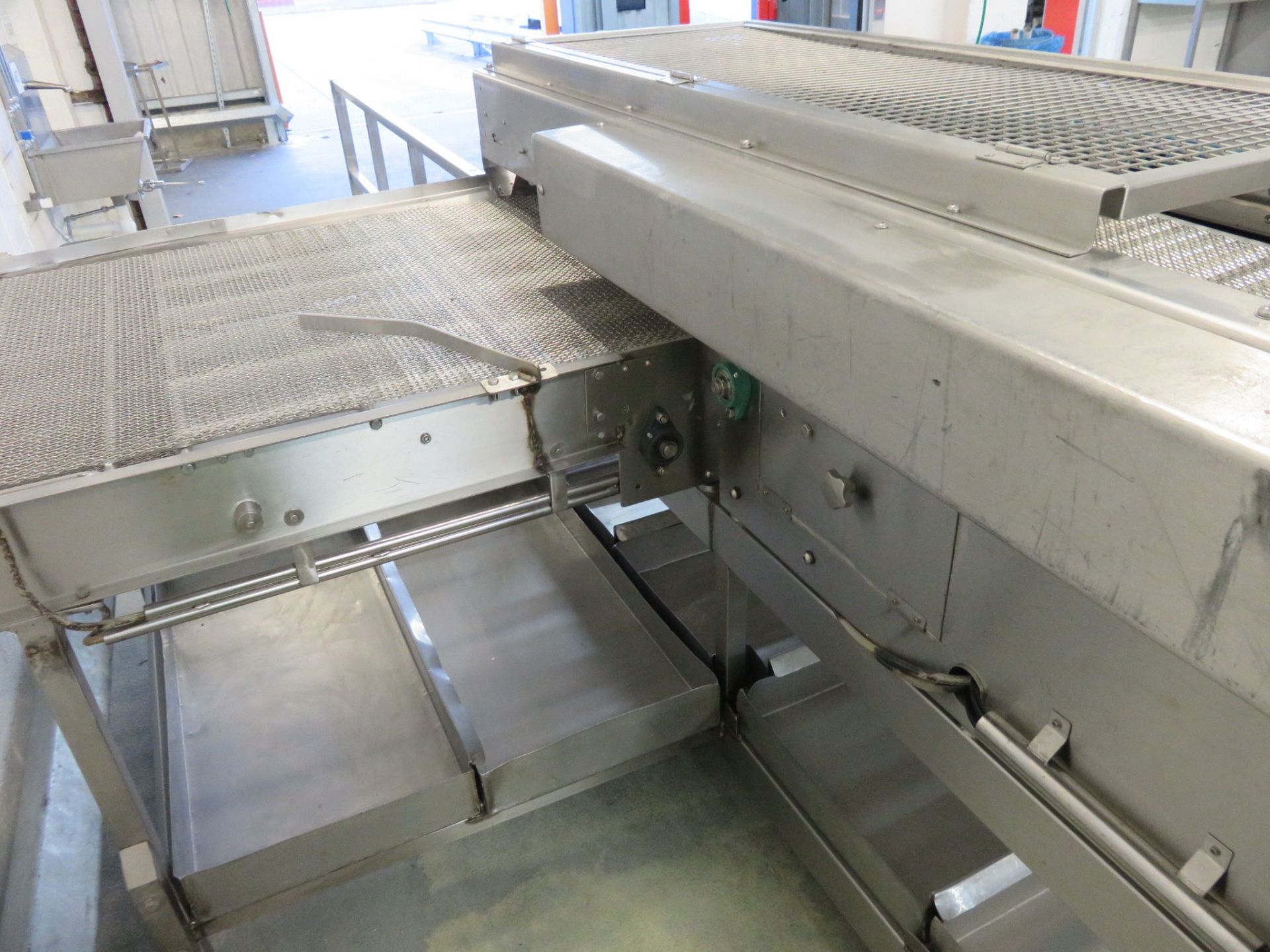 Double D Shuttle Conveyor 560mm wide S/s belt, drop onto 900mm wide belt 2300mm Lift out charge £45 - Image 7 of 9