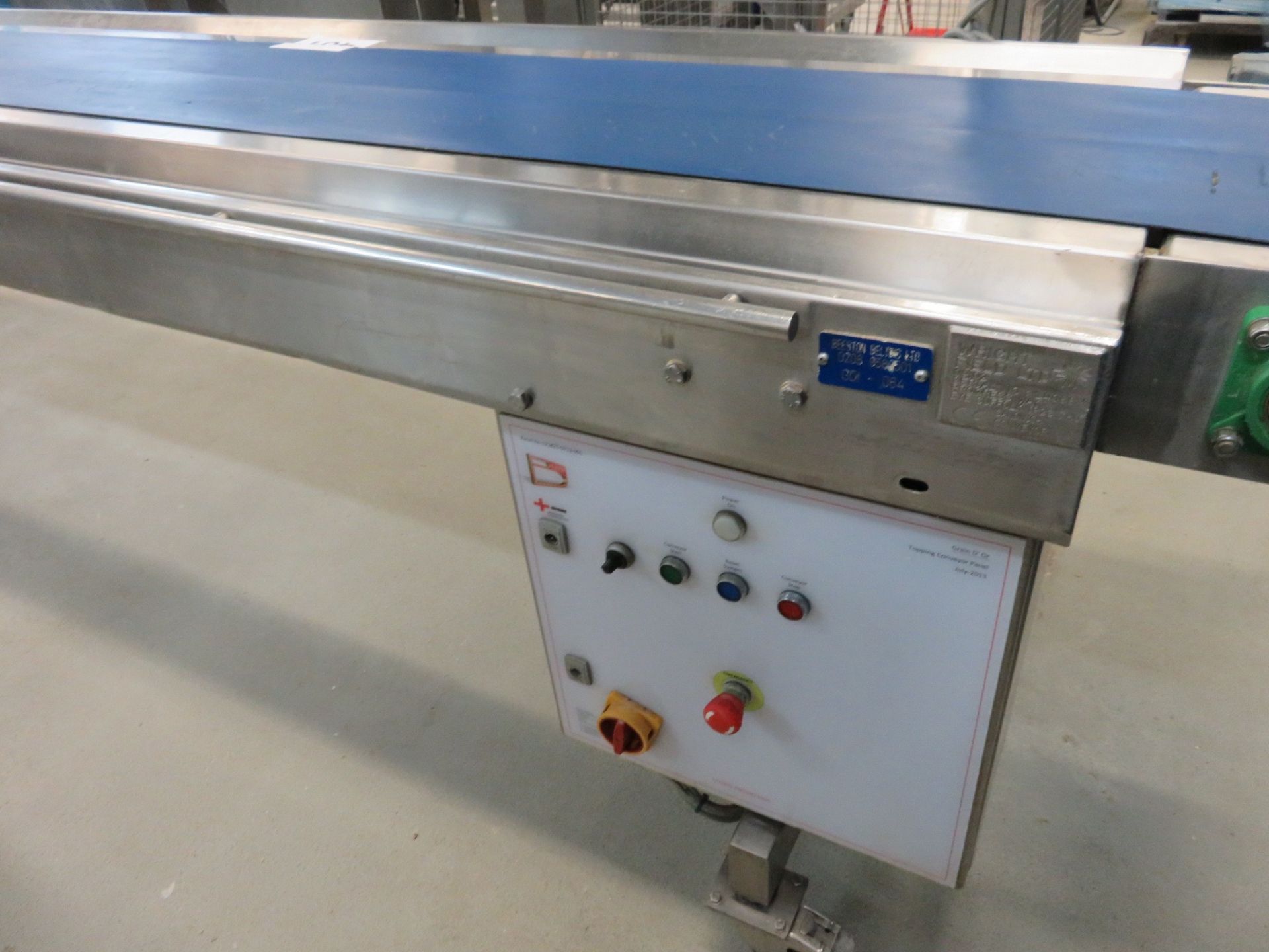 Conveyor with guttering. Approx. 4400mm long x 350mm wide blue neoprene belt. Lift out charge £80 - Image 2 of 3