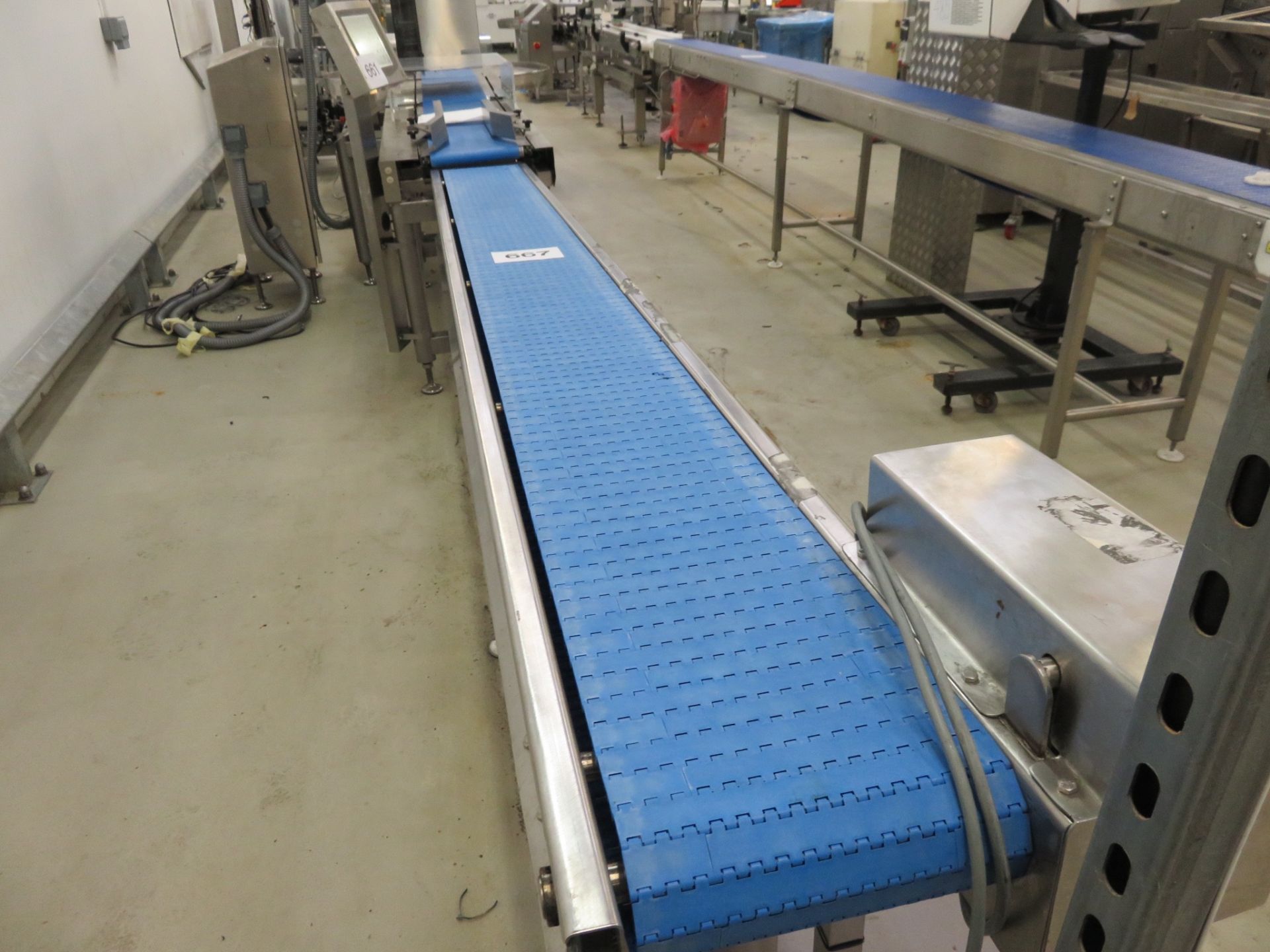 Conveyor 250mm wide blue introlox belt x 2.9 meters long. lift out charge £40 - Bild 2 aus 2