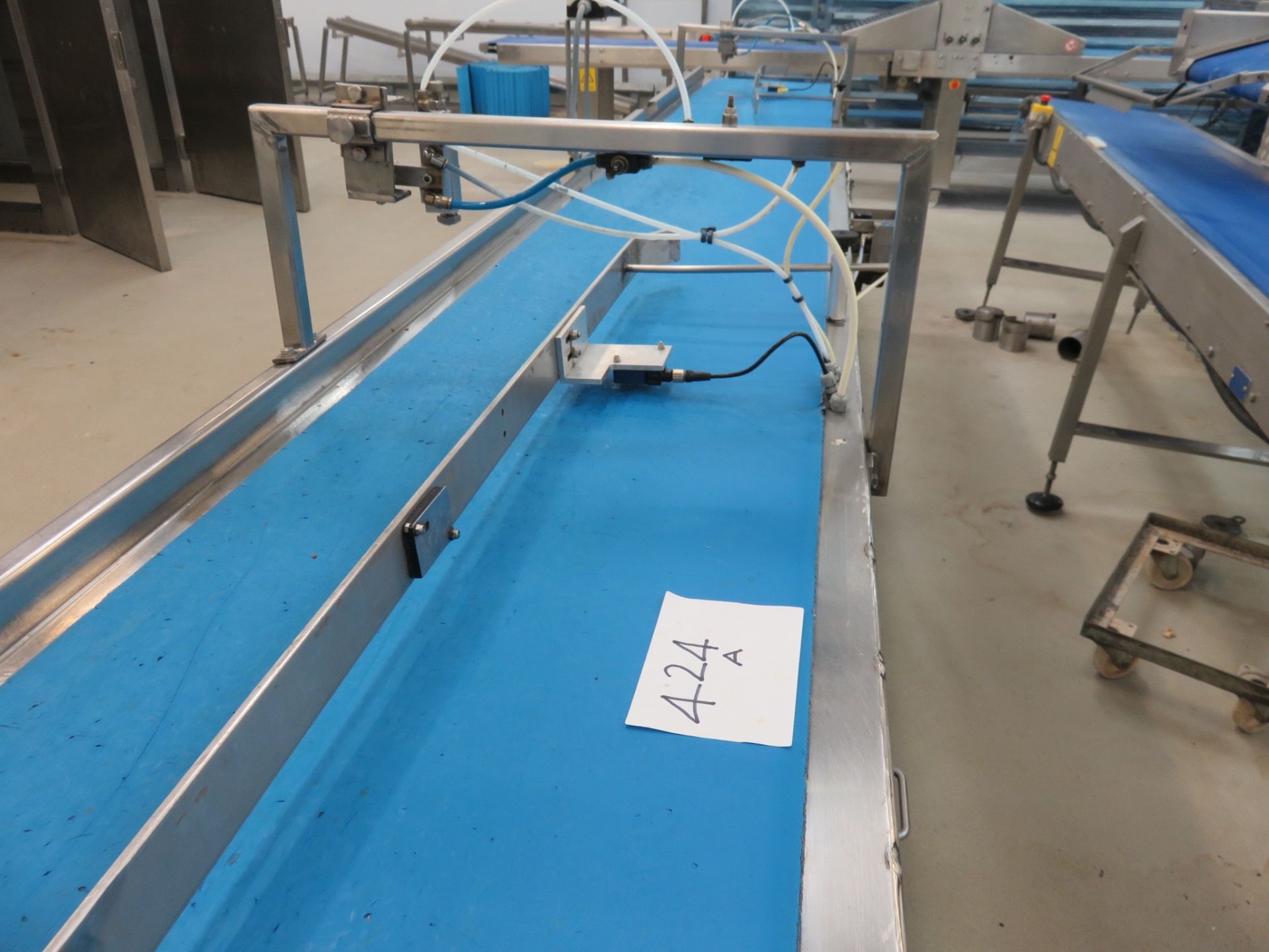 conveyor - 4.5 metres long with Spray Bars. 500mm wide Neoprene Blue. Lift Out £40 - Image 2 of 3