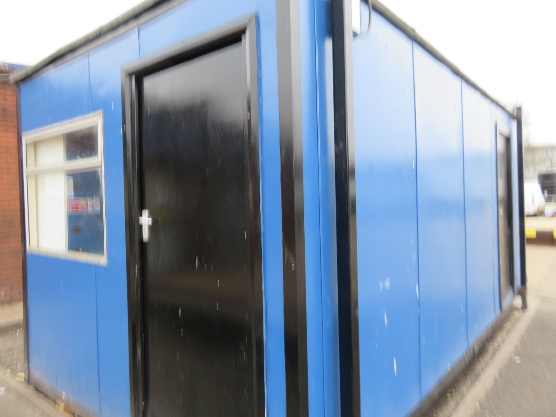 Portacabin. 2 doors, 2 windows. Approx 2800 x 6000mm. BTR Lift out charge £600 - Image 2 of 2